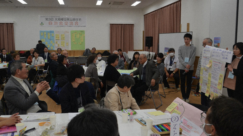 災害公営住宅のコミュニティーづくりの課題と解決策を共有した自治会交流会=宮城県多賀城市の市営鶴ケ谷アパートで