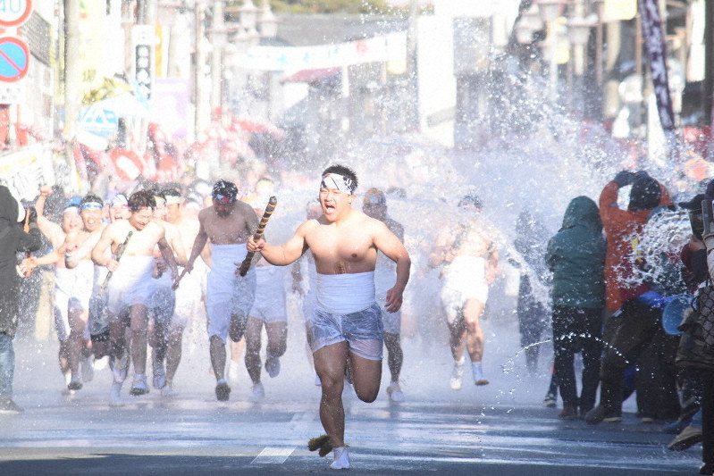 一関で水かけ祭り 裸男 273人駆け抜ける 沿道から清め水 岩手 毎日新聞 一関で水かけ祭り 裸男 273人駆け抜ける 沿道から清め水 岩手 毎日新聞