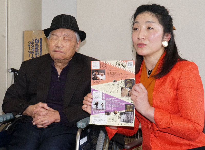 「ハンセン病映画祭」のパンフレットを手に記者会見する映画祭事務局長の増山麗奈さん(右)と元患者の森元美代治さん=東京都立川市で