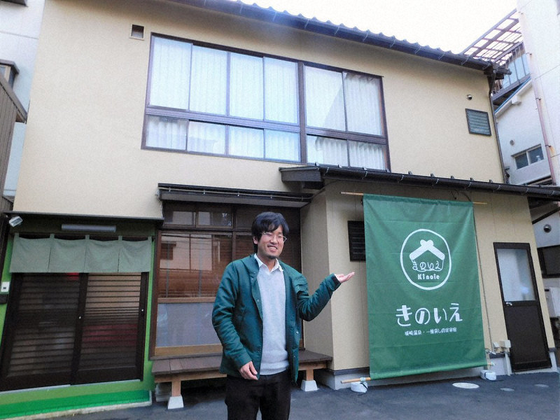 城崎温泉の旅館街の祖父母宅を一棟貸しの宿「きのいえ」に改修した進藤大資さん=豊岡市城崎町湯島で、村瀬達男撮影