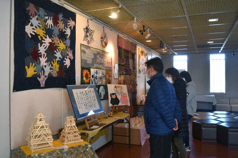 多彩な作品が並んだ芸術祭=桜井市の市民会館で、広瀬晃子撮影