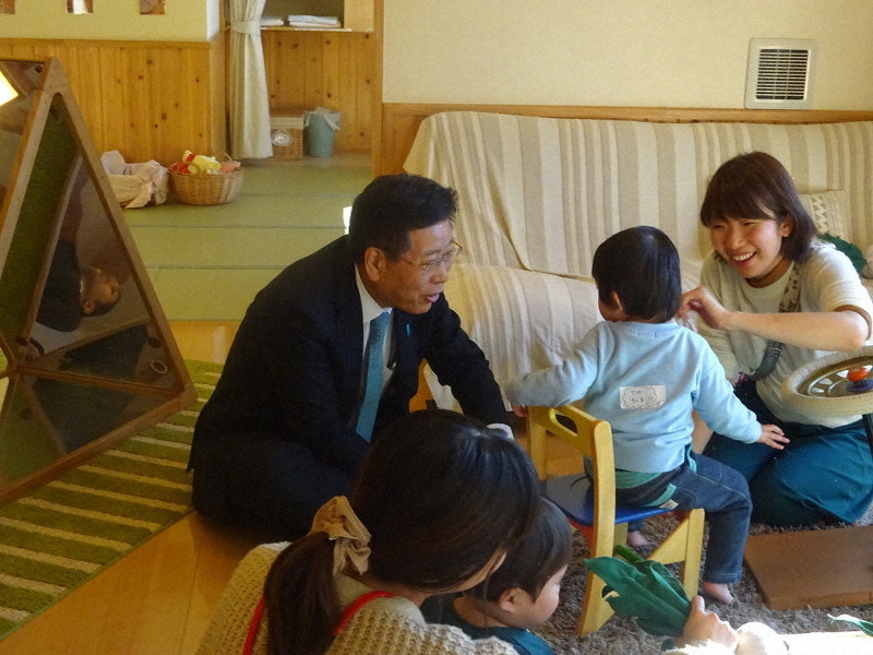 認定こども園を視察し、園児に笑顔で話しかける衛藤晟一少子化担当相(左)=埼玉県久喜市で2020年1月9日、堀和彦撮影