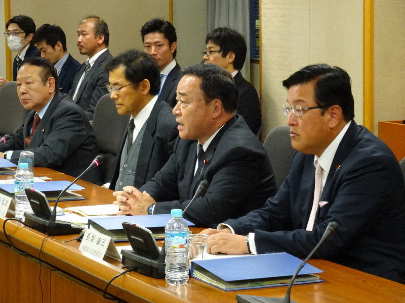 2017年11月の公文書管理委員会。前列右から2人目が梶山弘志・行政改革担当相(現・経済産業相)、3人目は委員長の宇賀克也・東京大教授(現・最高裁判事)