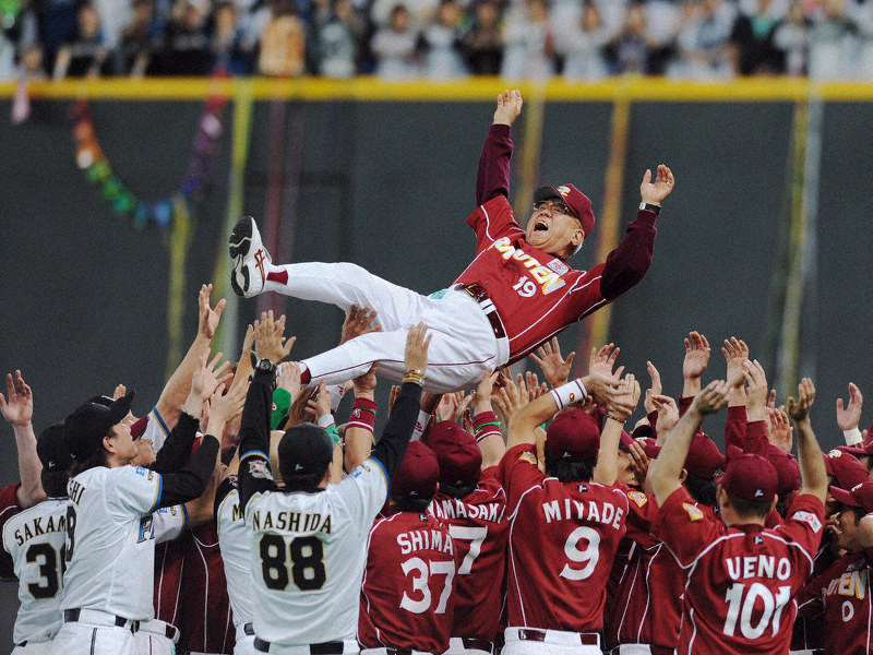 2009年10月24日、札幌ドームで楽天最後の試合を終え、両チームの選手らに胴上げされる野村監督。背番号88は日本ハムの梨田昌孝監督=小出洋平撮影