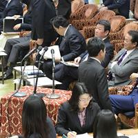 質問を終えた立憲民主党の辻元清美幹事長代行（左端）に対する閣僚席からの安倍晋三首相（右前列手前）の発言で審議が中断されて混乱する衆院予算委員会＝国会内で２０２０年２月１２日午後２時４８分、川田雅浩撮影