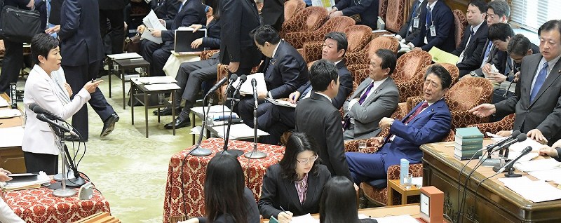 質問を終えた立憲民主党の辻元清美幹事長代行（左端）に対する閣僚席からの安倍晋三首相（右前列手前）の発言で審議が中断されて混乱する衆院予算委員会＝国会内で２０２０年２月１２日午後２時４８分、川田雅浩撮影