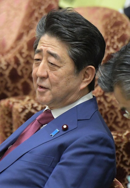 衆院予算委員会の集中審議で質問を終えた立憲民主党の辻元清美幹事長代行に対し閣僚席から発言する安倍晋三首相＝国会内で２０２０年２月１２日午後２時４７分、川田雅浩撮影