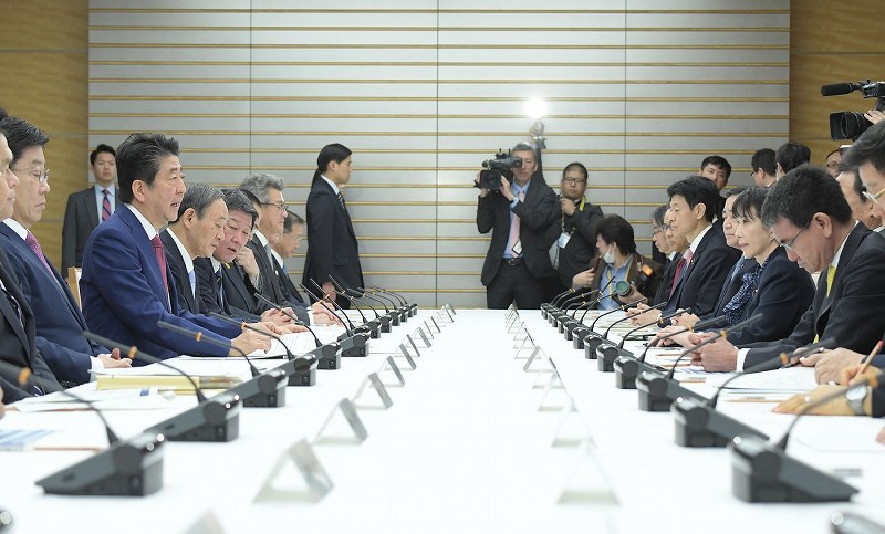 新型コロナウイルス感染症対策本部の会議で発言する安倍晋三首相（左列手前から２人目）＝首相官邸で２０２０年２月１２日午前８時３５分、川田雅浩撮影