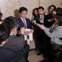 記者会見で新型コロナウイルスによる肺炎の感染拡大の現状や対応などについて答える加藤勝信厚生労働相（中央）＝国会内で２０２０年２月１２日午前８時４６分、川田雅浩撮影