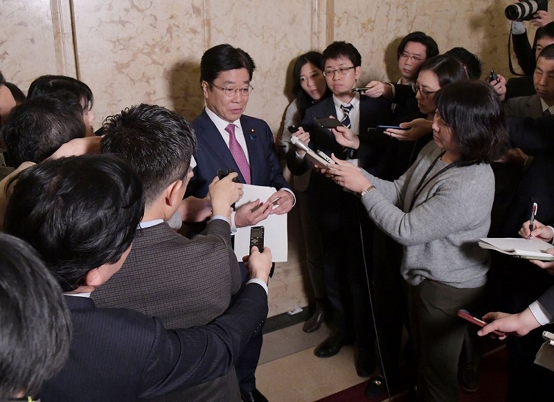 記者会見で新型コロナウイルスによる肺炎の感染拡大の現状や対応などについて答える加藤勝信厚生労働相（中央）＝国会内で２０２０年２月１２日午前８時４６分、川田雅浩撮影