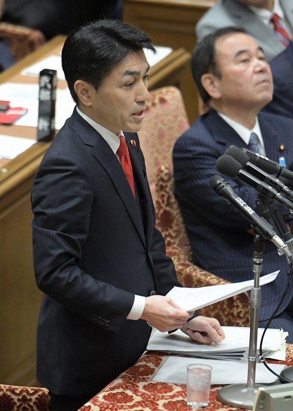 衆院予算委員会の集中審議で質問する立憲・黒岩宇洋氏＝国会内で２０２０年２月１２日午前１１時８分、川田雅浩撮影