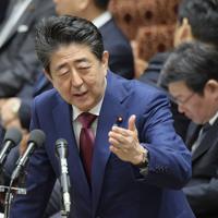 衆院予算委員会の集中審議で「桜を見る会」の前夜祭を巡る問題について立憲・黒岩宇洋氏の質問に答える安倍晋三首相＝国会内で２０２０年２月１２日午前１１時２２分、川田雅浩撮影