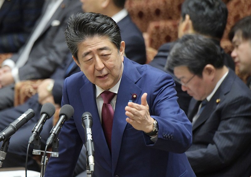 衆院予算委員会の集中審議で「桜を見る会」の前夜祭を巡る問題について立憲・黒岩宇洋氏の質問に答える安倍晋三首相＝国会内で２０２０年２月１２日午前１１時２２分、川田雅浩撮影