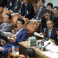 衆院予算委員会の集中審議で黒川弘務・東京高検検事長の定年延長問題について質疑が止まり、棚橋泰文委員長（右端）と野党議員（左端）の協議を待つ安倍晋三首相（前列手前）と菅義偉官房長官（後列手前）＝国会内で２０２０年２月１２日午前１１時４８分、川田雅浩撮影