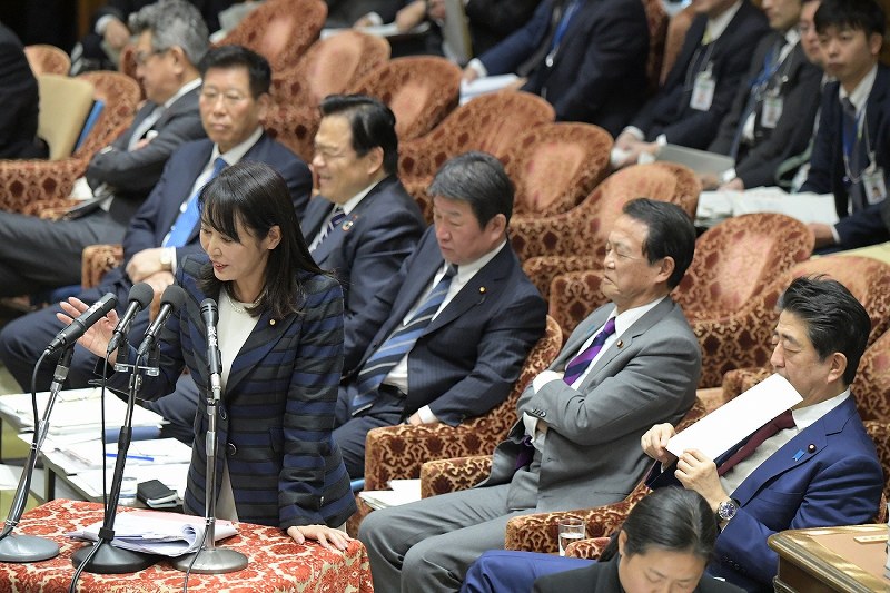 衆院予算委員会の集中審議で黒川弘務・東京高検検事長の定年延長問題について答弁する森雅子法相（左）。右端は安倍晋三首相＝国会内で２０２０年２月１２日午前１１時５２分、川田雅浩撮影