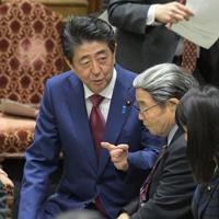 午後の衆院予算委員会集中審議が始まる前に北村誠吾地方創生担当相（奥から２人目）と協議する安倍晋三首相（奥）＝国会内で２０２０年２月１２日午後０時５８分、川田雅浩撮影