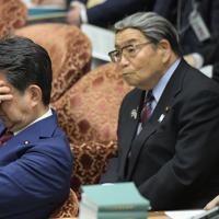 衆院予算委員会の集中審議で質疑を聞く安倍晋三首相（左）と北村誠吾地方創生担当相＝国会内で２０２０年２月１２日午後１時３７分、川田雅浩撮影