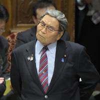 衆院予算委員会の集中審議で「桜を見る会」を巡る公文書管理問題についての質問を閣僚席に戻る前に立って聞く北村誠吾地方創生担当相＝国会内で２０２０年２月１２日午後１時１５分、川田雅浩撮影