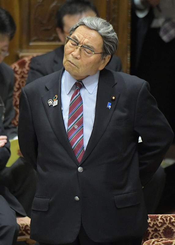 衆院予算委員会の集中審議で「桜を見る会」を巡る公文書管理問題についての質問を閣僚席に戻る前に立って聞く北村誠吾地方創生担当相＝国会内で２０２０年２月１２日午後１時１５分、川田雅浩撮影
