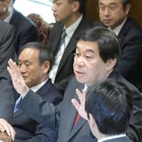 衆院予算委員会で質問を終えた立憲民主党の辻元清美幹事長代行に対する閣僚席からの安倍晋三首相の発言で審議が中断し混乱する中、野党議員から抗議を受ける棚橋泰文委員長＝国会内で２０２０年２月１２日午後２時５０分、川田雅浩撮影
