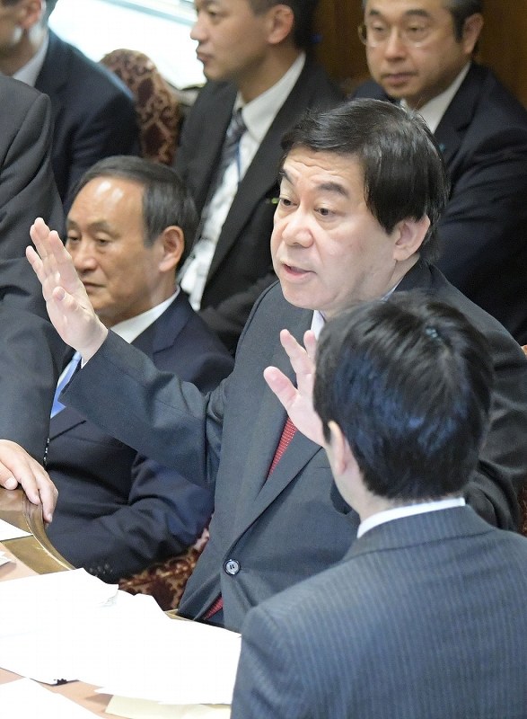 衆院予算委員会で質問を終えた立憲民主党の辻元清美幹事長代行に対する閣僚席からの安倍晋三首相の発言で審議が中断し混乱する中、野党議員から抗議を受ける棚橋泰文委員長＝国会内で２０２０年２月１２日午後２時５０分、川田雅浩撮影