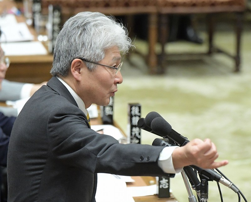 衆院予算委員会の集中審議で質問する立憲民主党の逢坂誠二政調会長＝国会内で２０２０年２月１２日午後３時、川田雅浩撮影