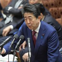衆院予算委員会で質問を終えた立憲民主党の辻元清美幹事長代行に対する閣僚席からの発言について答弁する安倍晋三首相＝国会内で２０２０年２月１２日午後３時７分、川田雅浩撮影