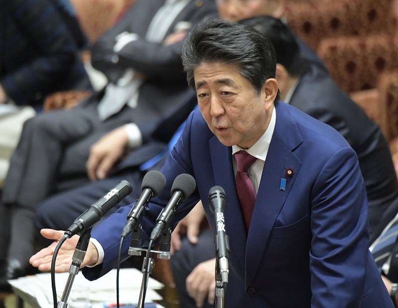 衆院予算委員会で質問を終えた立憲民主党の辻元清美幹事長代行に対する閣僚席からの発言について答弁する安倍晋三首相＝国会内で２０２０年２月１２日午後３時７分、川田雅浩撮影