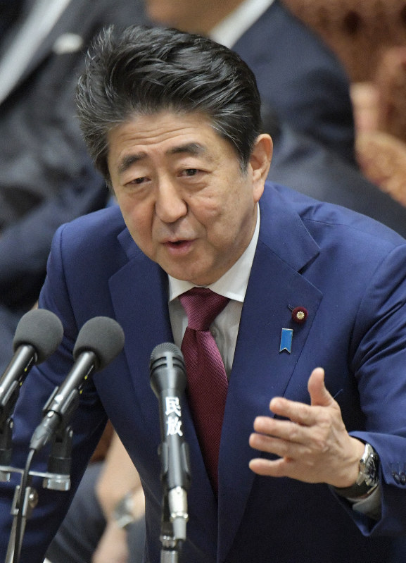 衆院予算委員会の集中審議で「桜を見る会」の前夜祭を巡る問題について立憲・黒岩宇洋氏の質問に答える安倍晋三首相=国会内で2020年2月12日午前11時21分、川田雅浩撮影
