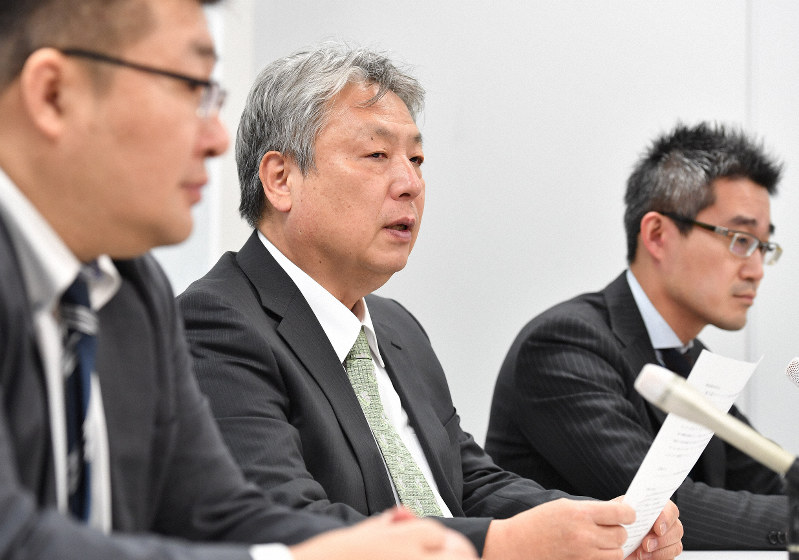 オーナーとしての地位確認を求めてセブン-イレブン本部を提訴、記者会見で心境を話す松本実敏さん(中央)=大阪市北区で2020年2月12日午前10時13分、望月亮一撮影