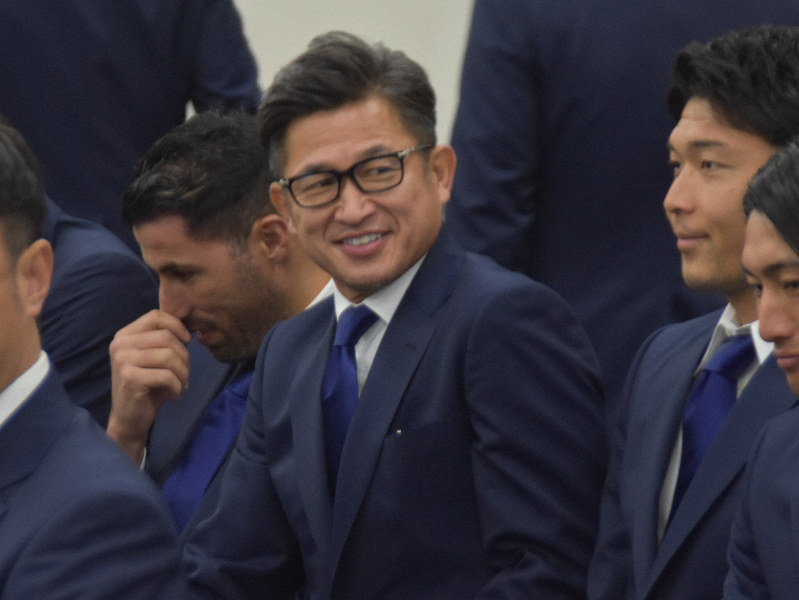 横浜市役所を訪問したJ1横浜FCの三浦知良(中央)=横浜市役所で2020年2月12日午前11時4分、福田智沙撮影