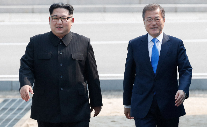 軍事境界線から首脳会談の会場に向かう北朝鮮の金正恩朝鮮労働党委員長(左)と韓国の文在寅大統領=板門店で2018年4月27日、韓国共同写真記者団撮影