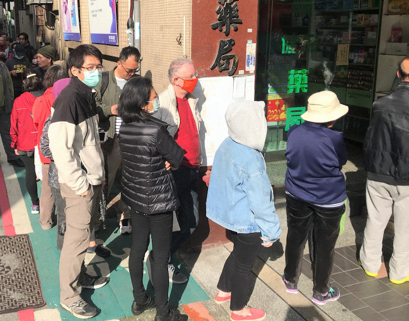 マスクを買うため早朝から薬局の前に行列をつくる市民=台北市中山区で2020年2月6日、福岡静哉撮影