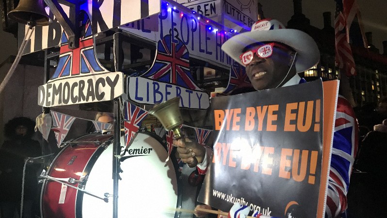英国会議事堂近くの広場で、英国の欧州連合からの離脱を祝う人=ロンドン市内で1月31日、横山三加子撮影