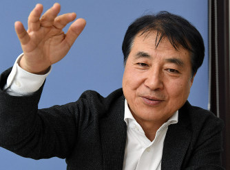 インタビューに答える飯田哲也・環境エネルギー政策研究所所長＝東京都新宿区で2020年1月23日、根岸基弘撮影