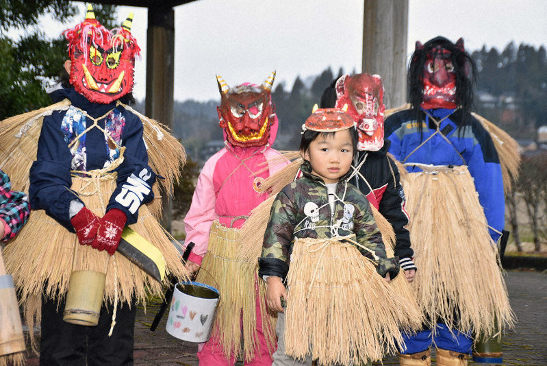アマメハギの装束を身につけた子どもたち=石川県能登町秋吉で、日向梓撮影