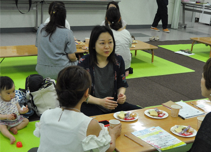 支援団体が2019年7月に名古屋市内で開いたダブルケアカフェ。リラックスした雰囲気の中、担い手たちが経験を語り合った