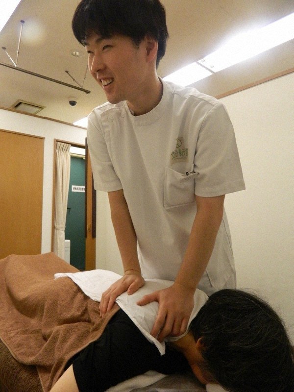 治療院で施術に励む竹内大征さん=神戸市中央区で、澤田健撮影