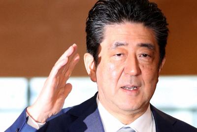 首相官邸に入る安部晋三首相＝首相官邸で2020年2月13日午前9時45分、喜屋武真之介撮影