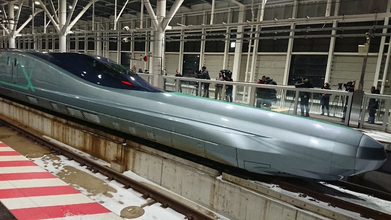 22メートルもの長い“ノーズ”が特徴的な「ALFA-X」の先頭車両=JR新函館北斗駅で