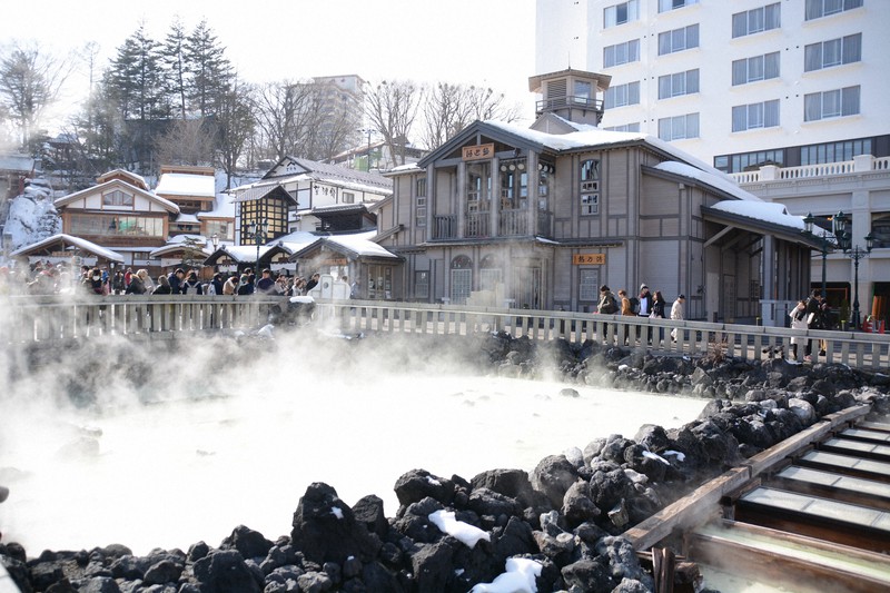 草津温泉の湯畑=群馬県草津町で2018年2月10日、中村俊甫撮影