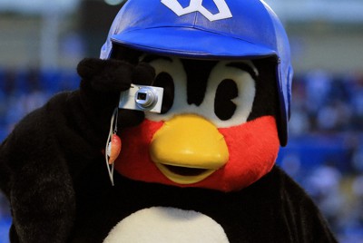 はやく もとどおりのせいかつに ヤクルトつば九郎 新型コロナ終息願う 毎日新聞