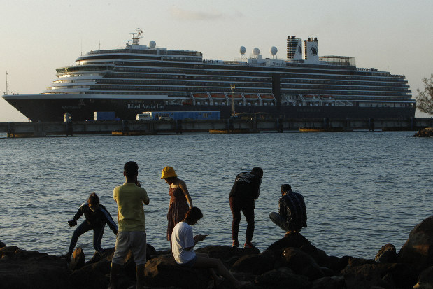 Cruise Ship Turned Away In Other Ports Docks In Cambodia The Mainichi