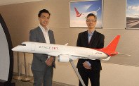 三菱航空機の進藤浩史さん（左）とマエダ・ダルモさん