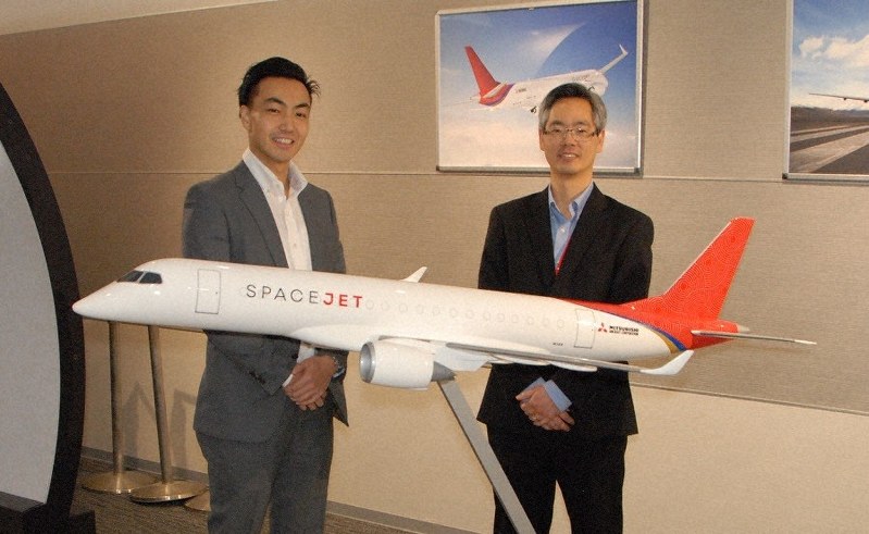 三菱航空機の進藤浩史さん(左)とマエダ・ダルモさん