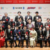 記念写真に納まる第74回毎日映画コンクールの受賞者たち=神奈川県川崎市幸区で、梅村直承撮影