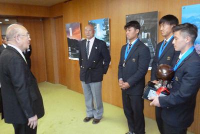 荒井正吾知事（左）に花園準優勝を報告する御所実高ラグビー部の選手たち＝県庁で、新宮達撮影