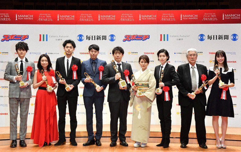 第74回毎日映画コンクールの表彰式を終えて記念写真に納まる(左から)鈴鹿央士さん、池脇千鶴さん、成田凌さん、藤井道人監督、石川慶監督、風吹ジュンさん、シム・ウンギョンさん、吉澤健さん、関水渚さん=川崎市幸区で2020年2月13日、宮間俊樹撮影
