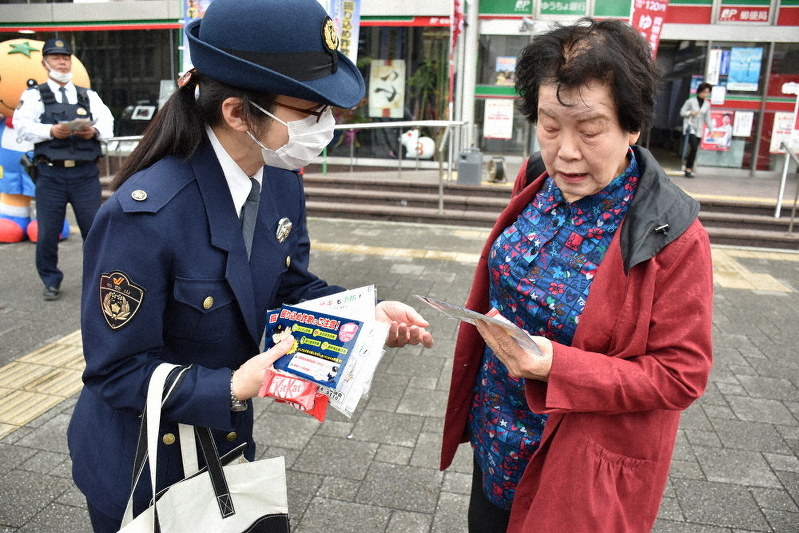 雑記帳 和歌山県警などは１３日 バレンタインデーを前に 毎日新聞