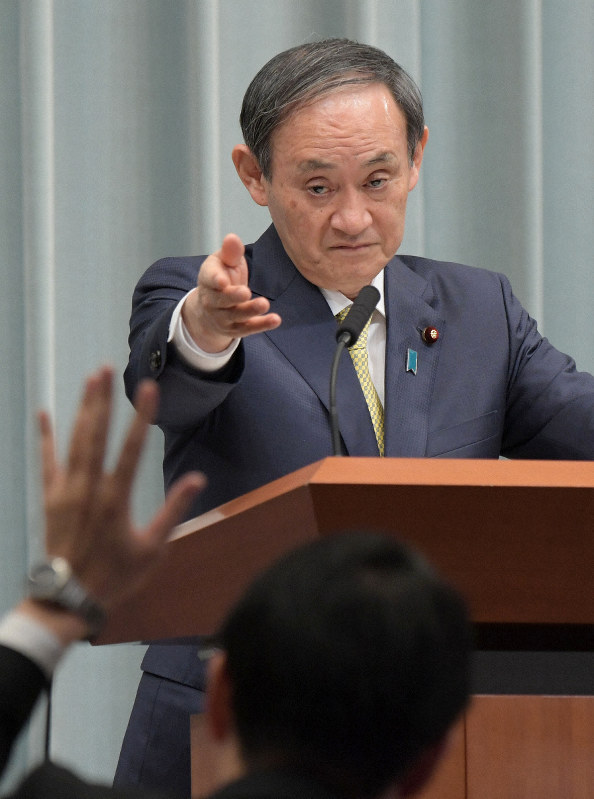 閣議後の記者会見で質問を受ける菅義偉官房長官=首相官邸で2020年2月14日午前10時20分、川田雅浩撮影